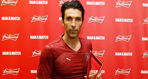 "عضة" سواريز.. و"الأخطبوط" بوفون في أبرز لقطات إيطاليا والأوروجواي